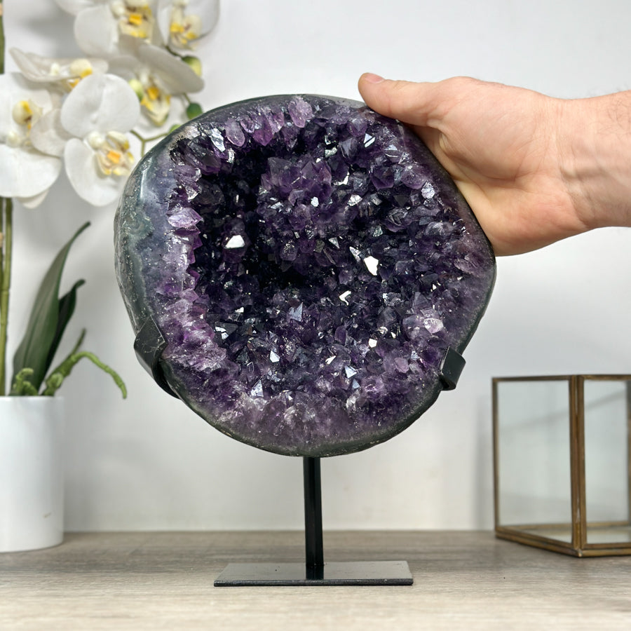 Amethyst-Geode mit groß gewachsener Kristallfläche