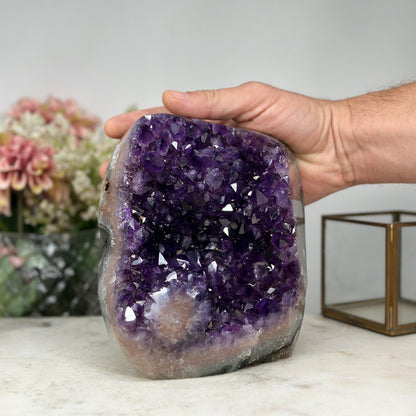 Amethyst-Kathedrale mit einladend geöffneter Kristallkammer und violetter Kristallarchitektur