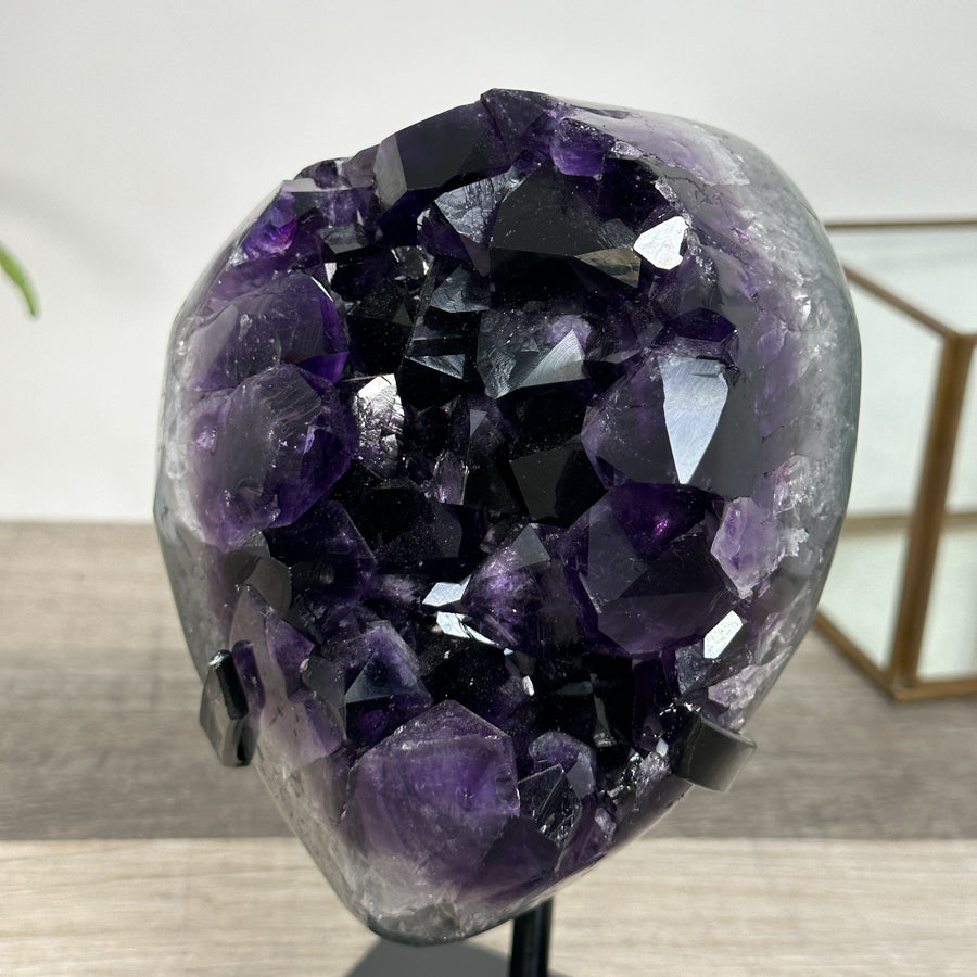 Amethyst-Cluster mit groß gewachsenen, leuchtend tiefvioletten Kristallspitzen