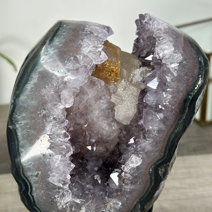 Amethyst-Geode mit eingebetteten Kalzit-Einschlüssen und vielschichtiger Kristallstruktur