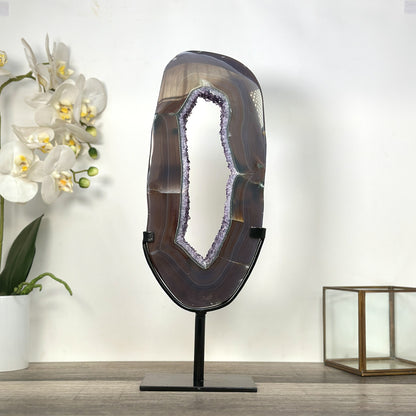 Achat-Portal mit funkelnden Amethyst Kristallen