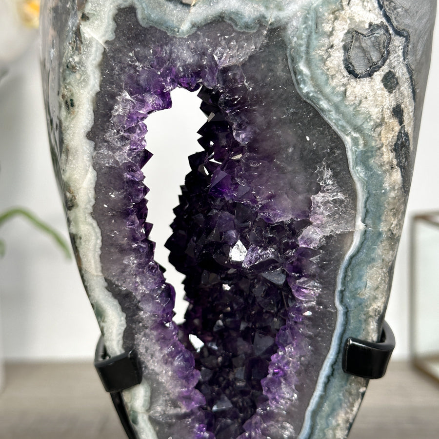 Amethyst-Geode mit präzise definierter Kristallstruktur