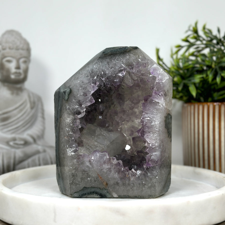 Amethyst-Grünjaspis-Obelisk mit lebendiger Farbstruktur