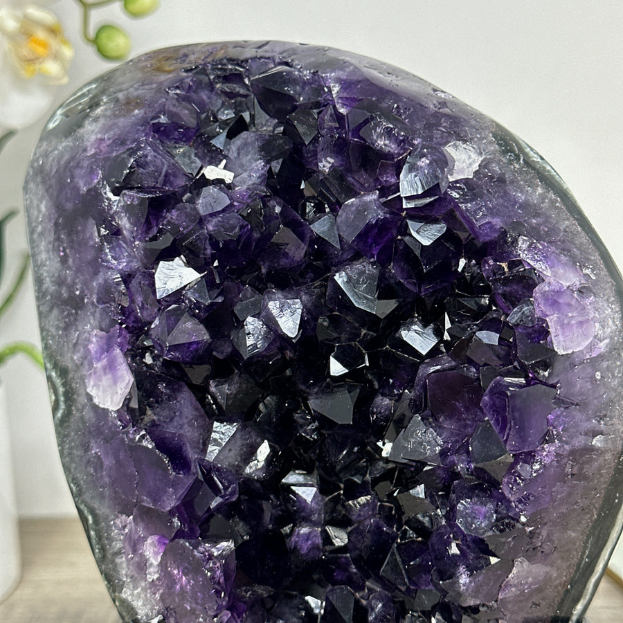 Amethyst-Stein mit breit gefächerter, tiefvioletter Kristallzone
