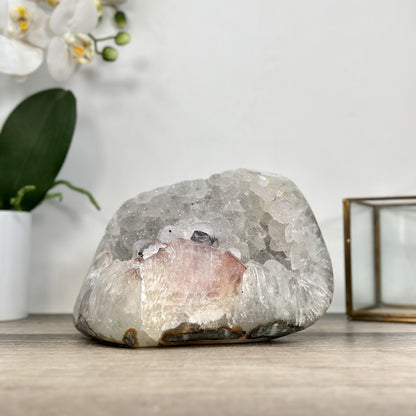 Quarz-Druzy-Geode mit fein auskristallisierter Oberfläche