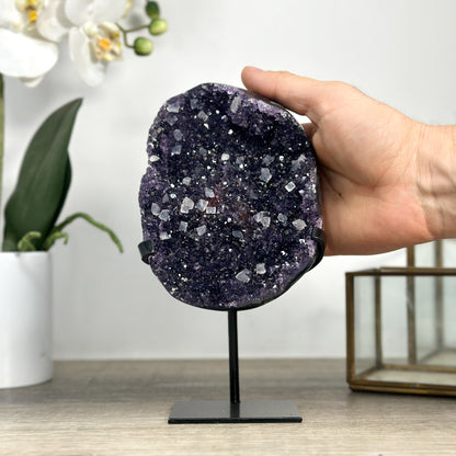 Amethyst-Matrix mit eingewachsenen Kalzitkristallen