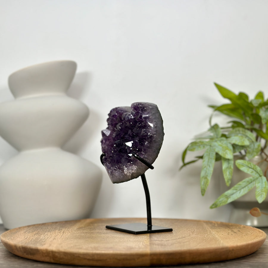 Amethyst-Kristallherz mit dicht gewachsener, purpurner Kristallstruktur