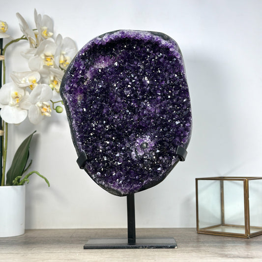 Amethyst-Geode XL mit weit geöffneter, funkelnder Kristallkammer