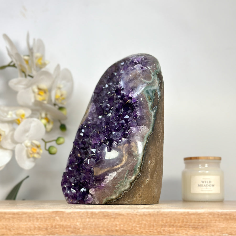 Amethyst-Kathedrale mit grüner Jaspis-Schale und strukturierter Kristallbildung