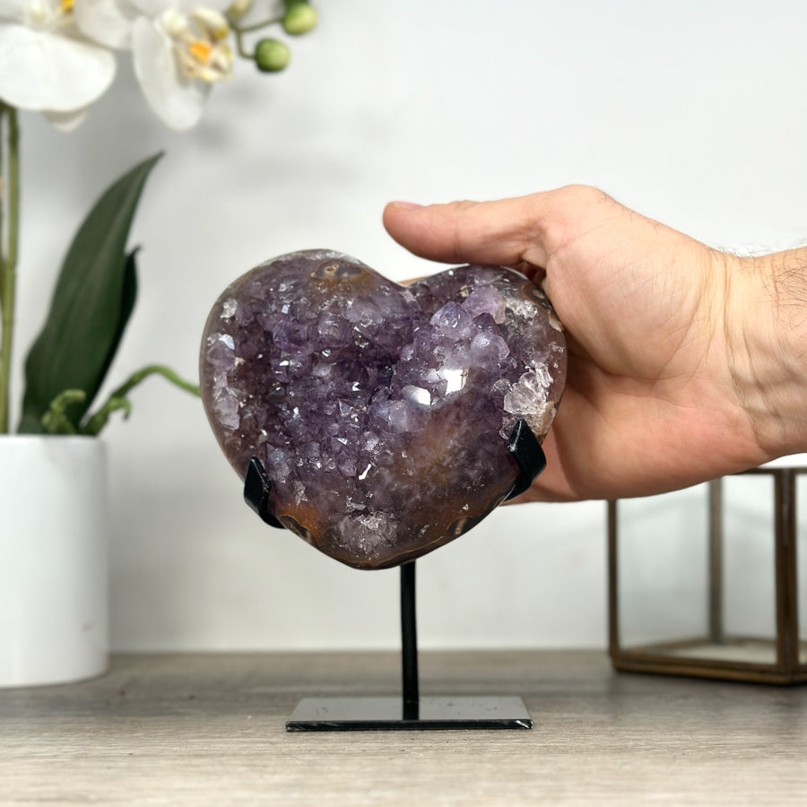 Amethyst-Kristallherz mit purpurn schimmernder Kristallstruktur