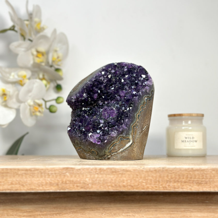 Amethyst-Druse mit violetter Kristallstruktur und grüner Jaspis-Matrix