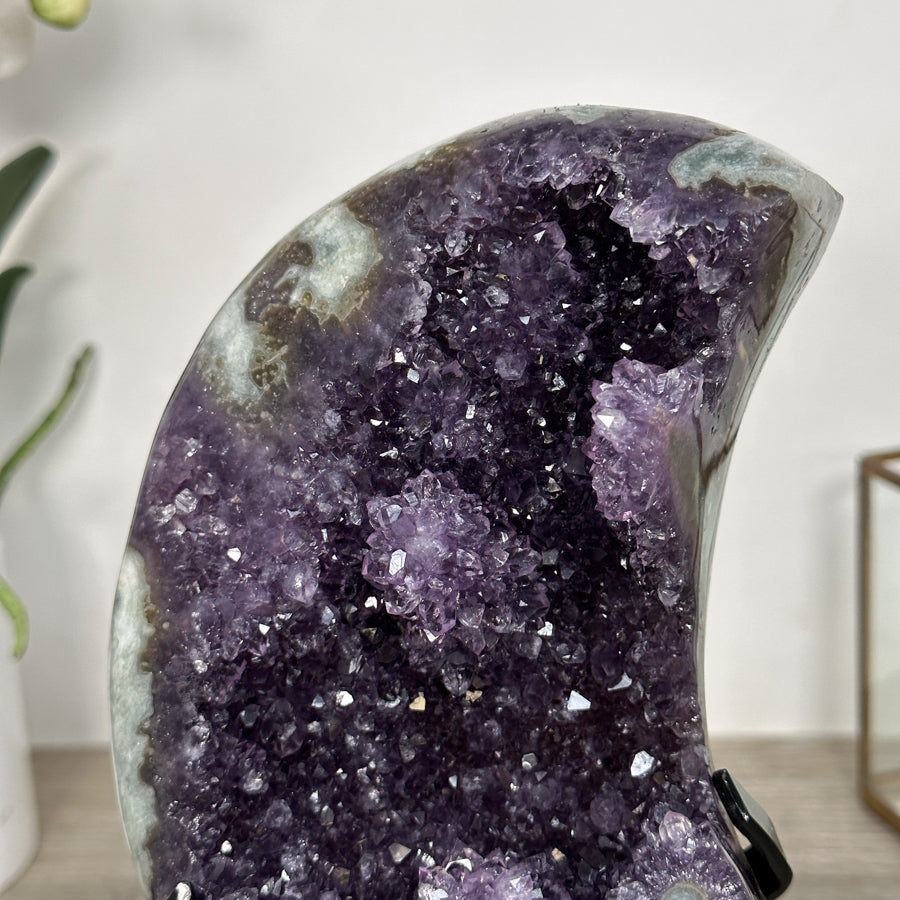 Amethyst-Jaspis-Mond mit grün durchzogener Mineralmatrix
