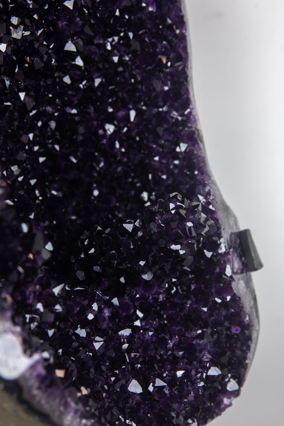 Amethyst-Geode groß mit ausgeprägter Stalaktitenstruktur, in exklusiver Premiumqualität