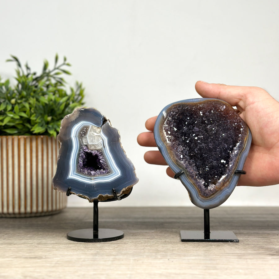 Kristallenskulpturen-Set 4-teilig, mit vielschichtiger Kristallbildung und kontrastreichen Mineralzonen