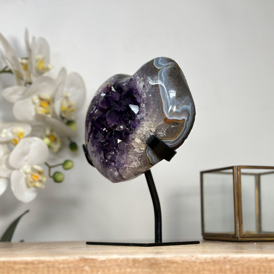 Amethyst-Blauachat-Herzskulptur mit gebänderter Achatstruktur und violetter Kristallzone