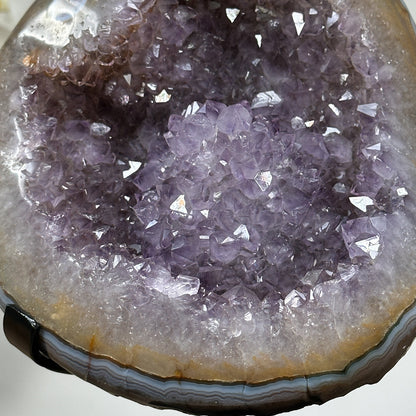 Amethyst-Geode mit gebänderter Achat-Schale und filigranen Stalaktiten