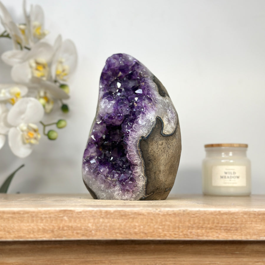 Amethyst-Kathedrale mit tiefvioletten Kristallspitzen und klarer architektonischer Struktur