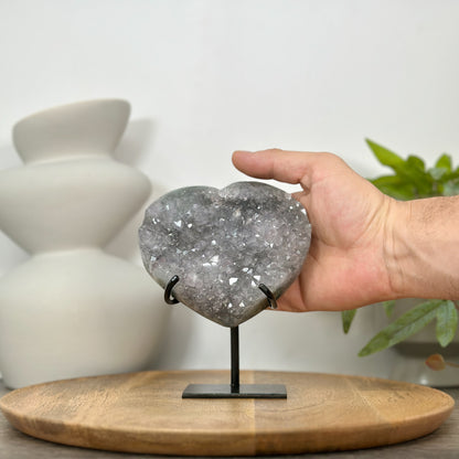 Bergkristall-Herzskulptur mit kristallklarer, prismatischer Quarzstruktur
