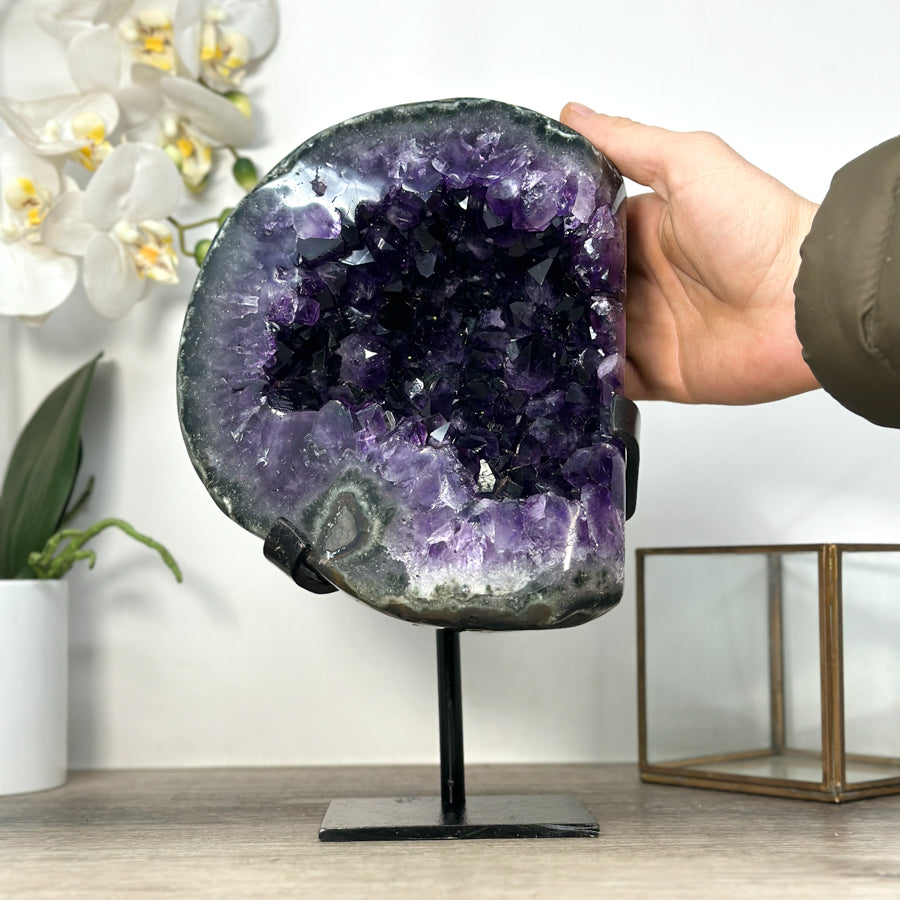 Amethyst-Geode XL mit großflächiger, tiefvioletter Kristallzone, in ausgewählter Spitzenqualität