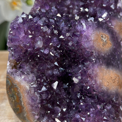 Amethyst-Cluster mit Jaspis-Matrix und warm orangefarbener Strukturwirkung