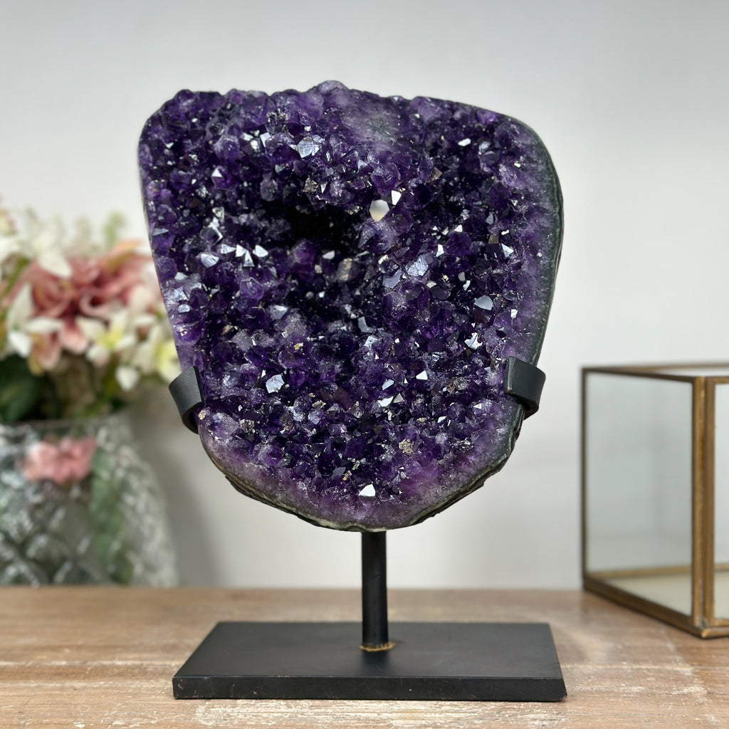 Amethyst-Cluster mit samtig tiefvioletten Kristallspitzen, in ausgewählter Spitzenqualität