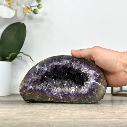 Amethyst-Geode mit kontrastreicher Quarzschale