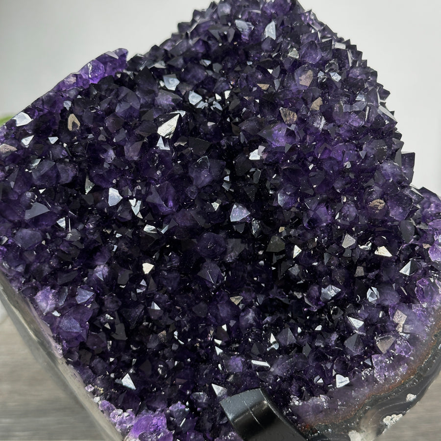 Amethyst-Achat-Kristallcluster mit vielschichtiger, stalaktitischer Bildung