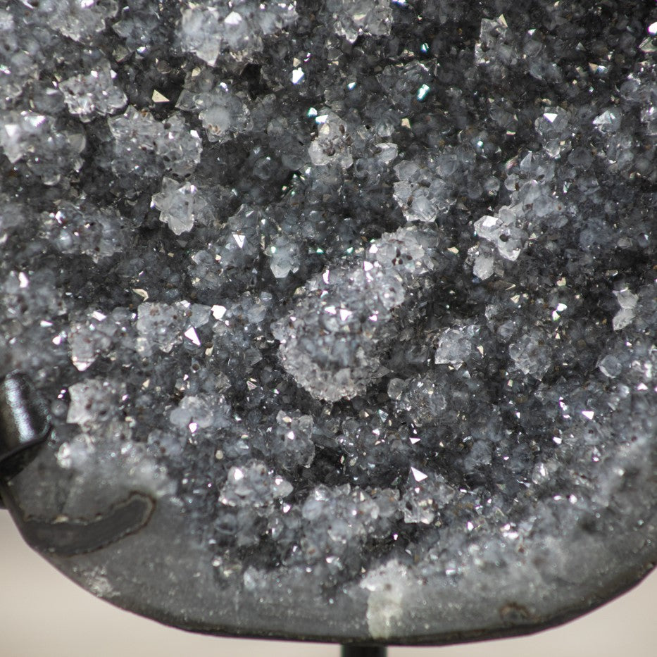 Graue Quarz-Geode mit dichter Stalaktitenstruktur, in hochwertiger Naturqualität