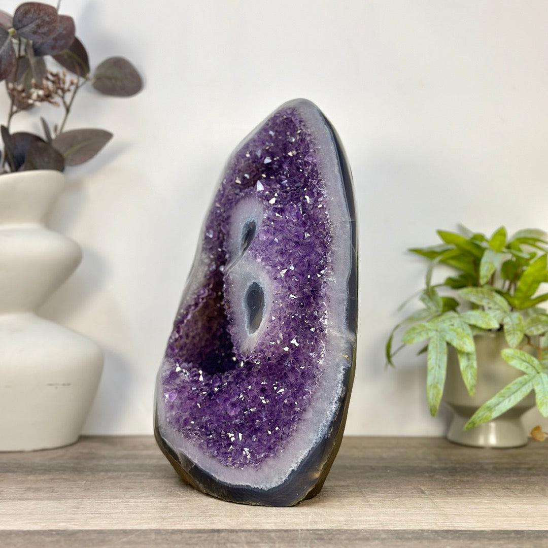 Amethyst-Kathedrale groß mit markanten Stalaktiten-Augen und Quarz-Struktur