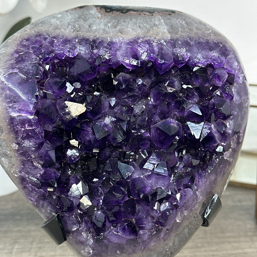 Amethyst-Kristallformation mit breit gefächerter Kristalllandschaft, in hochwertiger Naturqualität