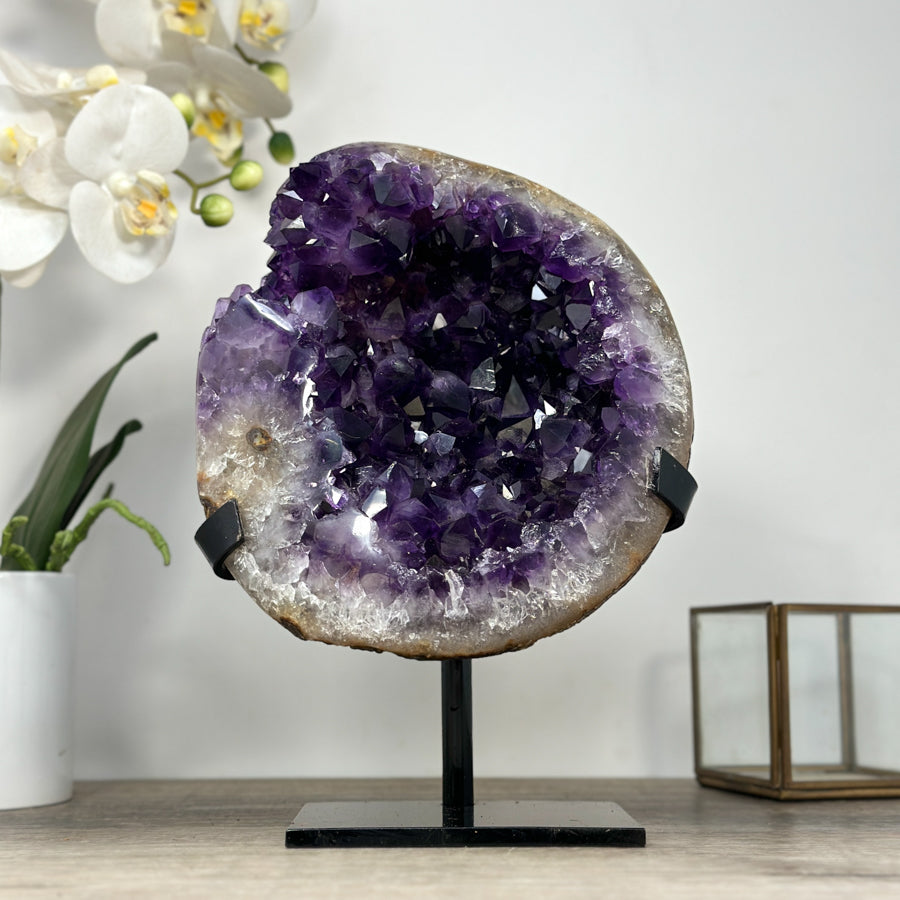 Amethyst-Kristallcluster mit großflächiger, tiefvioletter Kristallstruktur, in hochwertiger Naturqualität