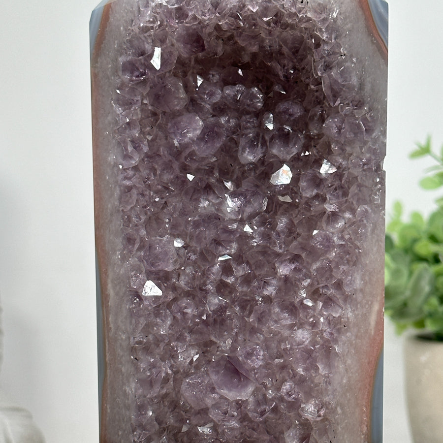 Blaugebänderter-Achat-Amethyst-Obelisk mit markanter Mineralienstruktur