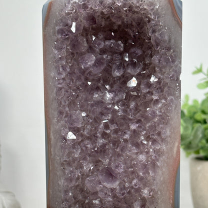 Blaugebänderter-Achat-Amethyst-Obelisk mit markanter Mineralienstruktur