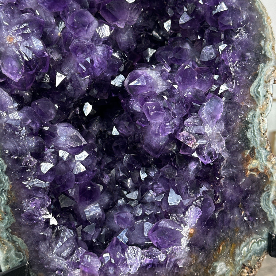 Amethyst-Cluster mit intensiv purpurner Tiefenwirkung, in exklusiver Premiumqualität