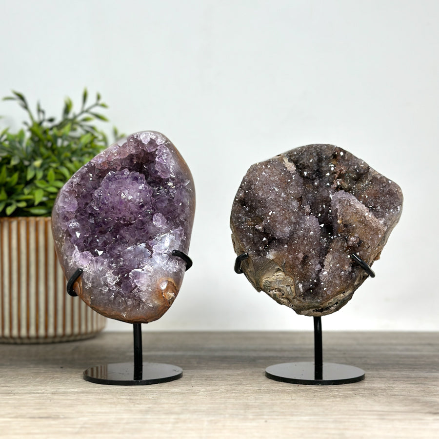 Kristallenskulpturen-Set 4-teilig, aus Naturstein mit facettenreicher Mineralstruktur