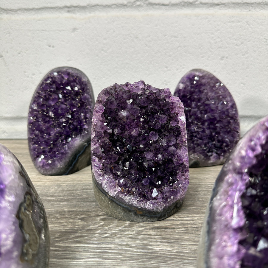 Amethyst-Kathedralen & Drusen-Set 12-teilig, mit harmonisch gewachsenen, violetten Kristallstrukturen