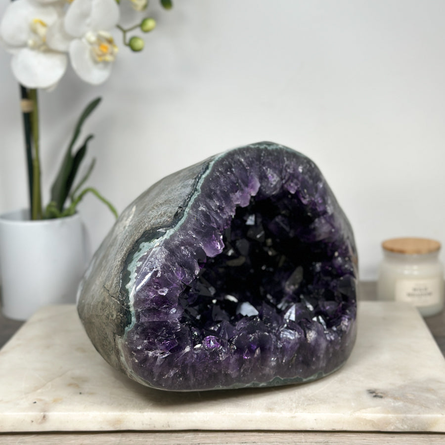 Amethyst-Geode mit ausdrucksstarker Kristallstruktur, in exklusiver Premiumqualität