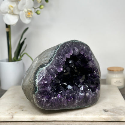 Amethyst-Geode mit ausdrucksstarker Kristallstruktur, in exklusiver Premiumqualität
