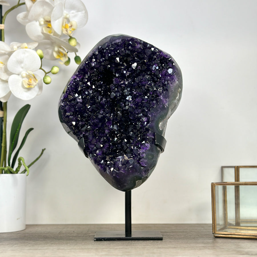 Amethyst-Kristallformation mit monumental gewachsener Kristallstruktur, in exklusiver Premiumqualität