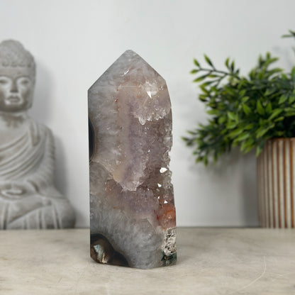 Quarz-Obelisk mit klarer transparenter Kristallstruktur