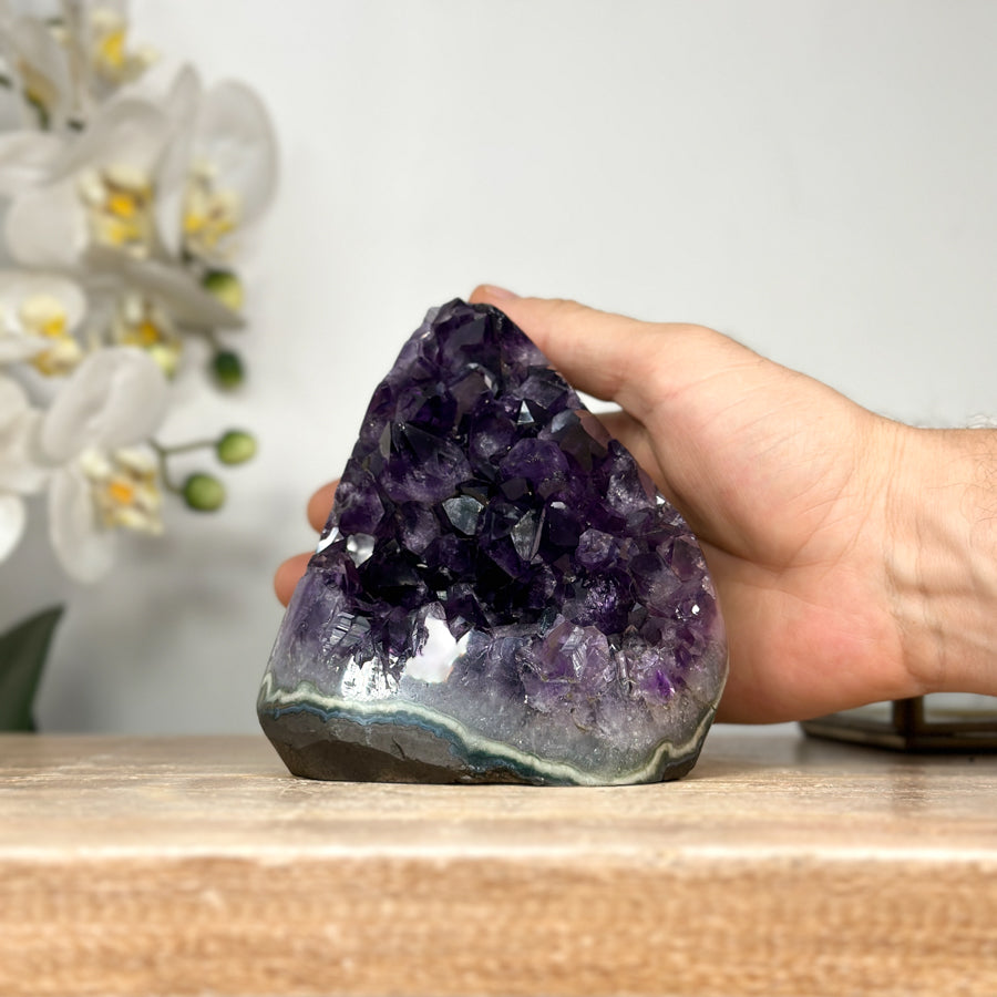 Amethyst-Kathedrale mit großformatigen, tiefvioletten Kristallspitzen, in ausgewählter Spitzenqualität