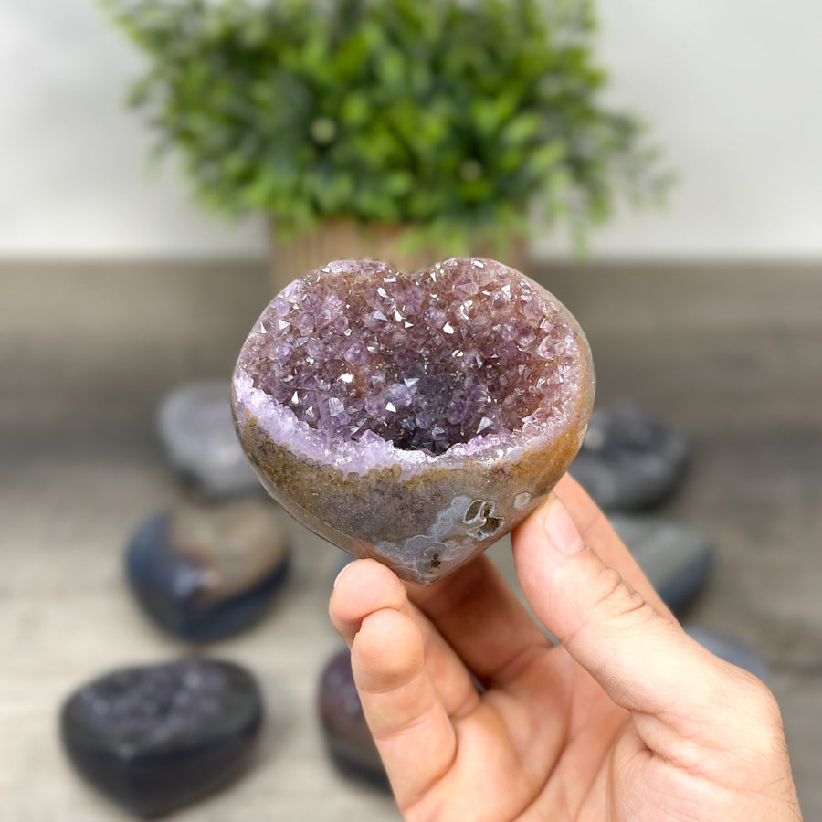 Mineralien-Herzset 9-teilig, mit lebendig gemusterter Mineralvielfalt