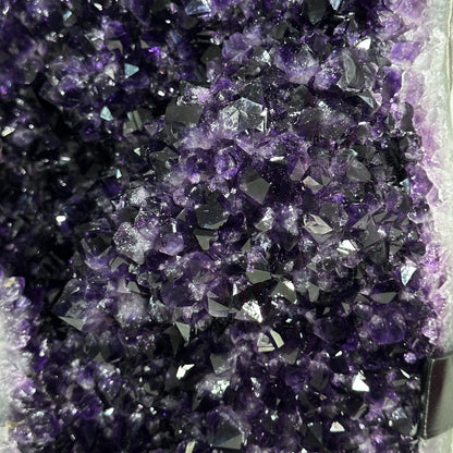 Amethyst-Kristallcluster XL mit kompakt verdichteter Kristallmasse, in exklusiver Premiumqualität