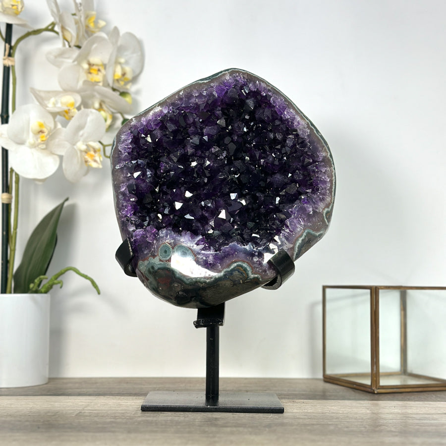 Amethyst-Geode mit dicht gewachsener Kristallstruktur