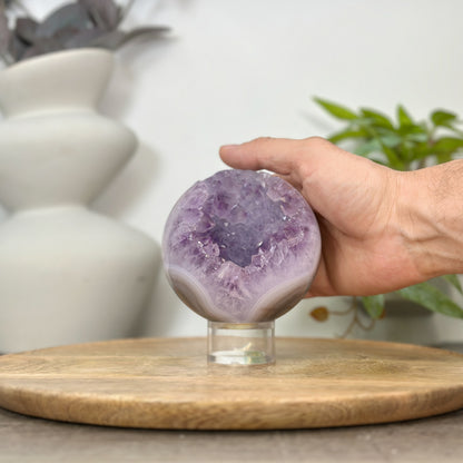 Amethyst-Achat-Steinkugel mit Kristallkammer und blau gebänderter Struktur