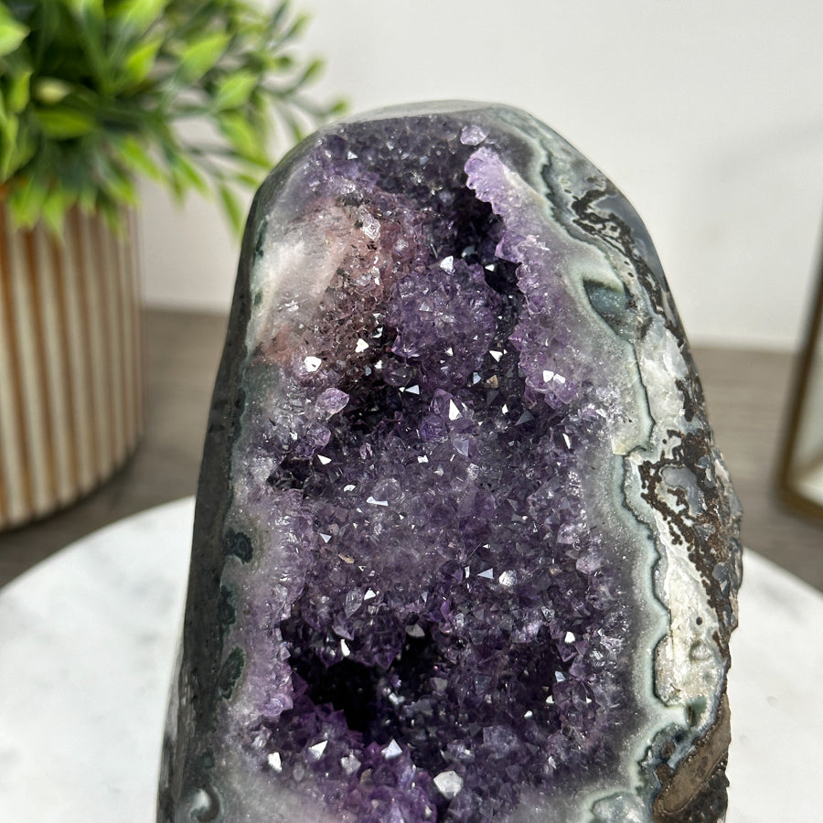Amethyst-Geode mit gebänderter Jaspis-Struktur und natürlicher Textur