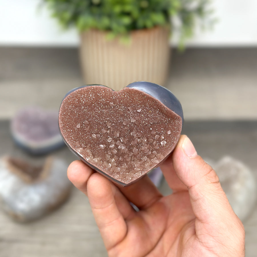 Mineralien-Herzset 6-teilig, mit harmonisch abgestimmter, polierter Natursteinstruktur