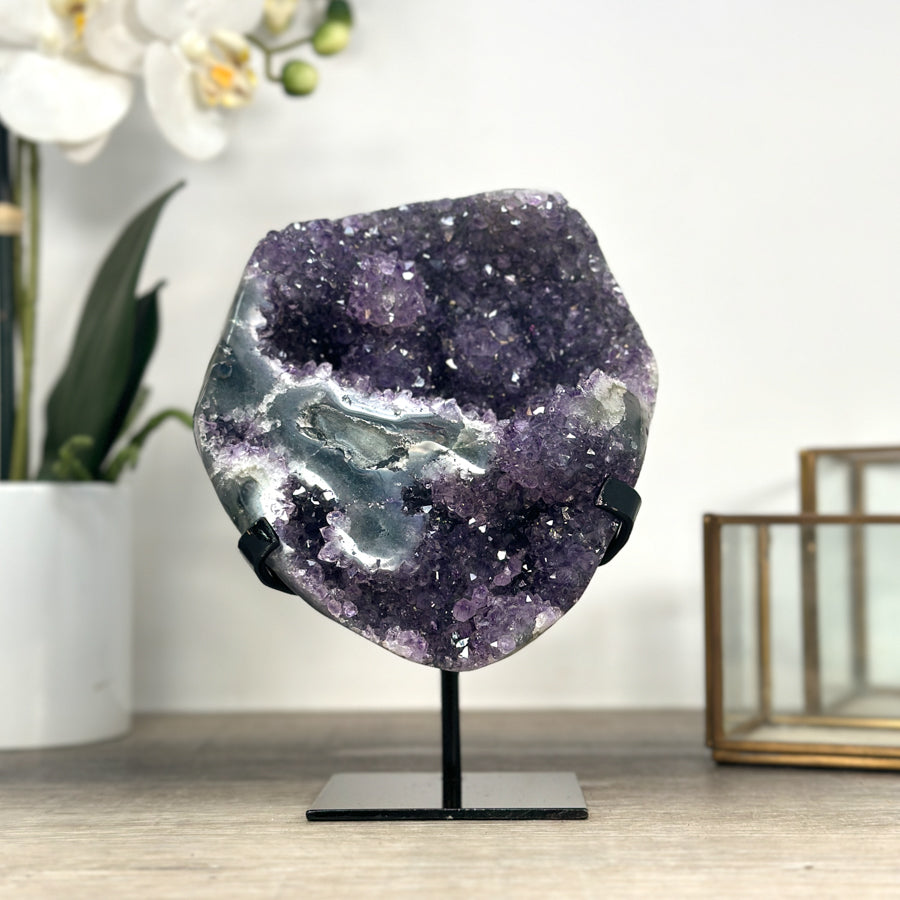 Amethyst-Cluster mit facettenreichen, violetten Kristallspitzen