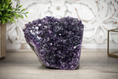 Amethyst-Kristall-Exemplar mit natürlich gewachsener, violetter Kristallstruktur