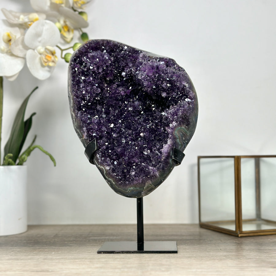 Amethyst-Kristallcluster mit frei stehender Spitzenarchitektur